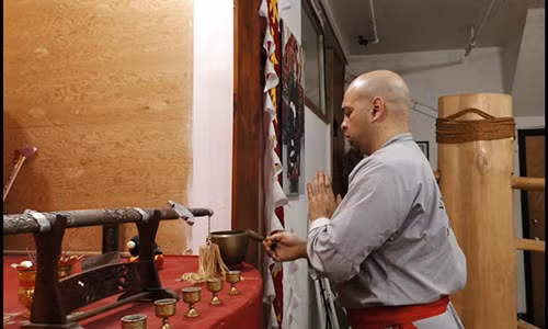 Flores chưa đủ trình độ làm võ sư.