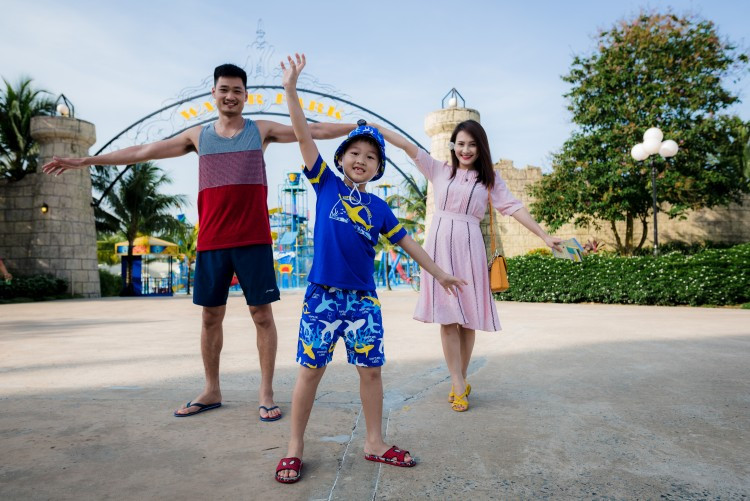 Mới đây, Bảo Thanh cùng với gia đình đã có chuyến du lịch tới Phú Quốc. Trong chuyến đi, không chỉ có gia đình nhỏ của nữ diễn viên mà còn có cả mẹ chồng lẫn mẹ ruột của cô. Nhiều người vô cùng ngạc nhiên khi những khoảng khắc yêu thương, dung hòa giữa mẹ đẻ và mẹ chồng được nữ diễn viên Bảo Thanh khéo léo mang lại. Chính vì thế, gia đình hạnh phúc của nữ diễn viên thực khiến nhiều người nghen tị.