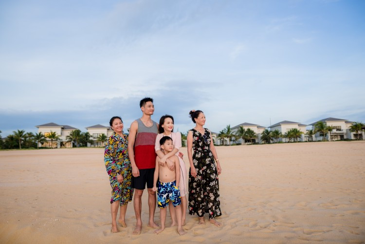 Nếu như trên màn ảnh, Minh Vân (Bảo Thanh) khóc cạn nước mắc vì mẹ chồng khó tính thì ngoài đời thật, cô có một người mẹ chồng vô cùng tâm lý, luôn lo lắng cho con dâu. Không những thế, mẹ đẻ của Bảo Thanh cũng luôn quan tâm đến gia đình nhỏ của cô. Nụ cười rạng rỡ trên môi đã chứng minh rằng, gia đình nhỏ của cô luôn hạnh phúc.