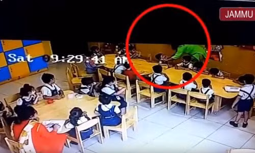 Co giao dung bang dinh dan mieng hoc sinh gay phan no