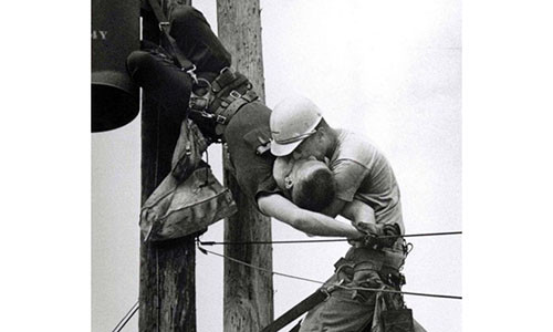 Bức ảnh “Nụ hôn của Sự sống” được chụp năm 1967 (Ảnh: Rocco Morabito).