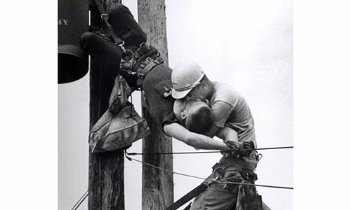 Bức ảnh “Nụ hôn của Sự sống” được chụp năm 1967 (Ảnh: Rocco Morabito).