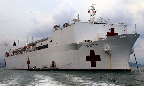 Tàu USSN Mercy neo đậu trong vịnh Nha Trang. Ảnh: An Bình