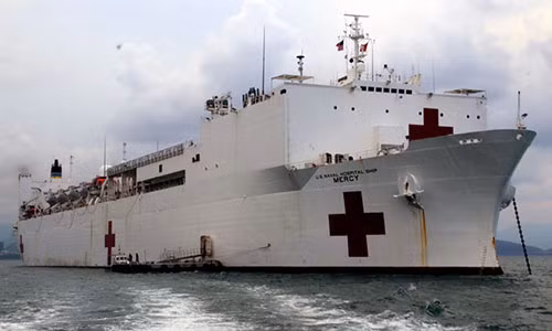 Tàu USSN Mercy neo đậu trong vịnh Nha Trang. Ảnh: An Bình