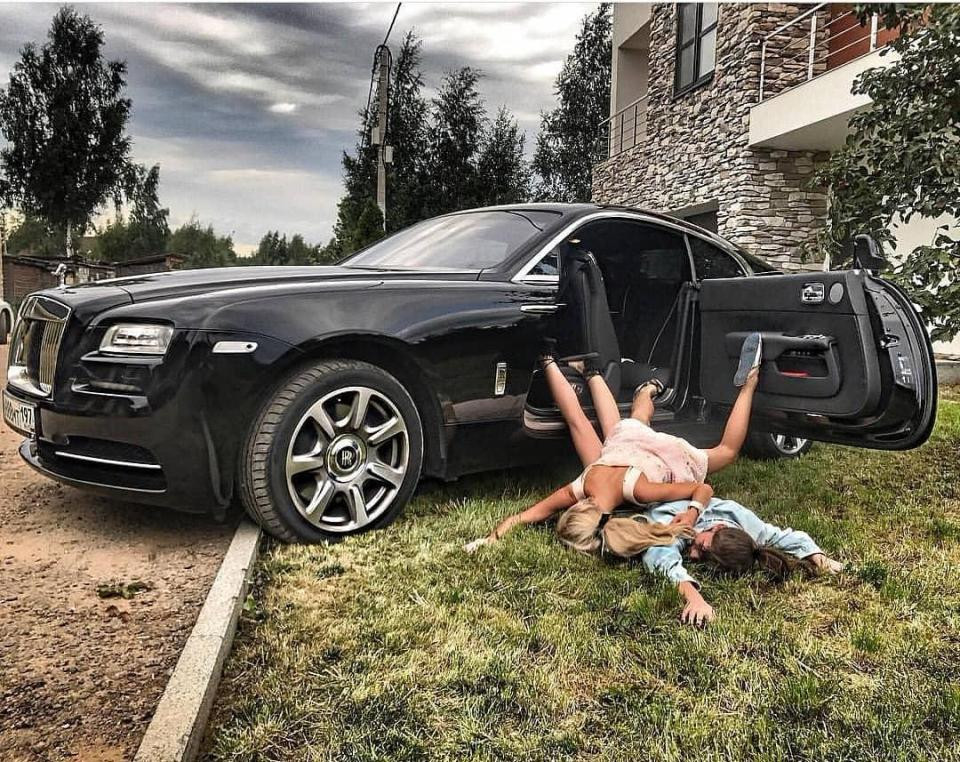 Hai cô gái trẻ tự ngã bên chiếc xe sang đắt tiền