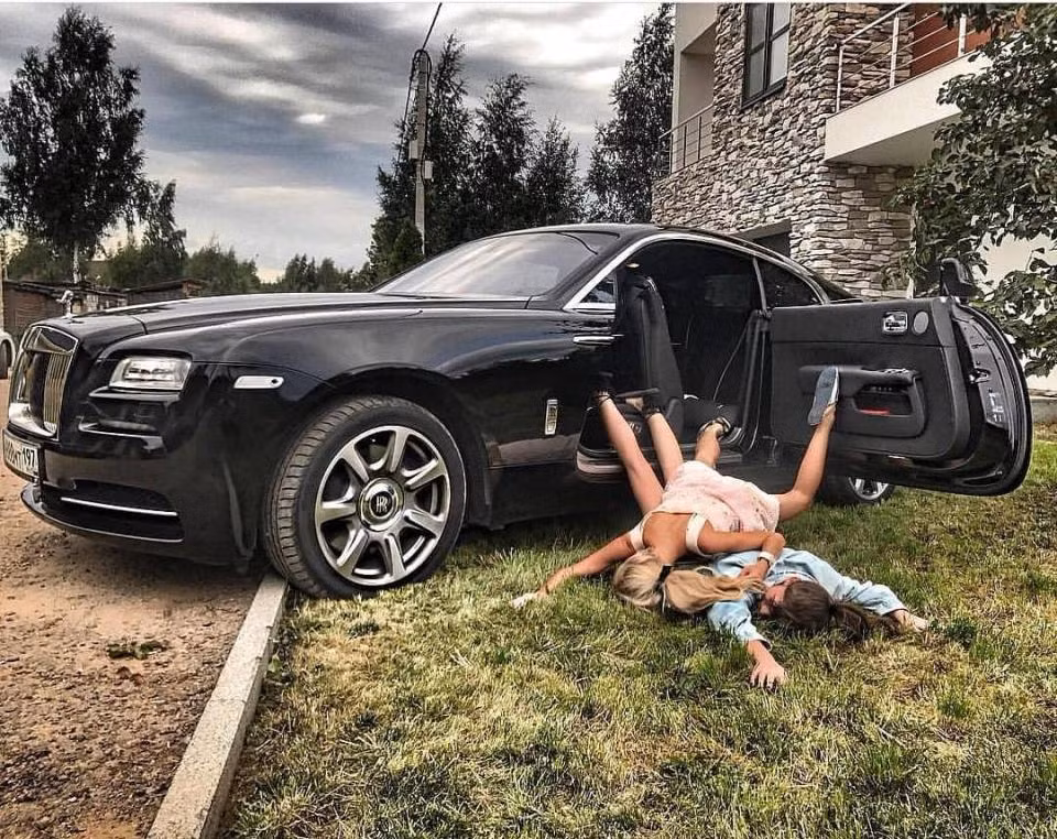 Hai cô gái trẻ tự ngã bên chiếc xe sang đắt tiền