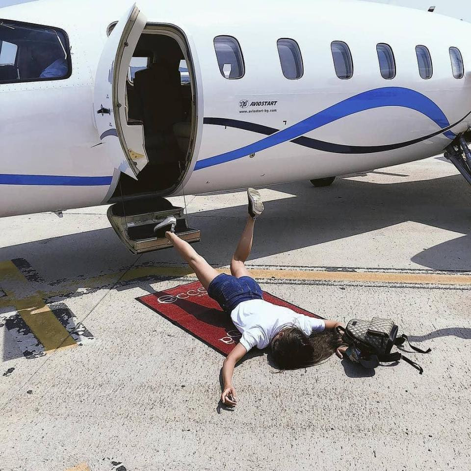 Những cú ngã từ trên máy bay riêng xuất hiện khá nhiều trong những bức ảnh của hội nhà giàu người Nga.