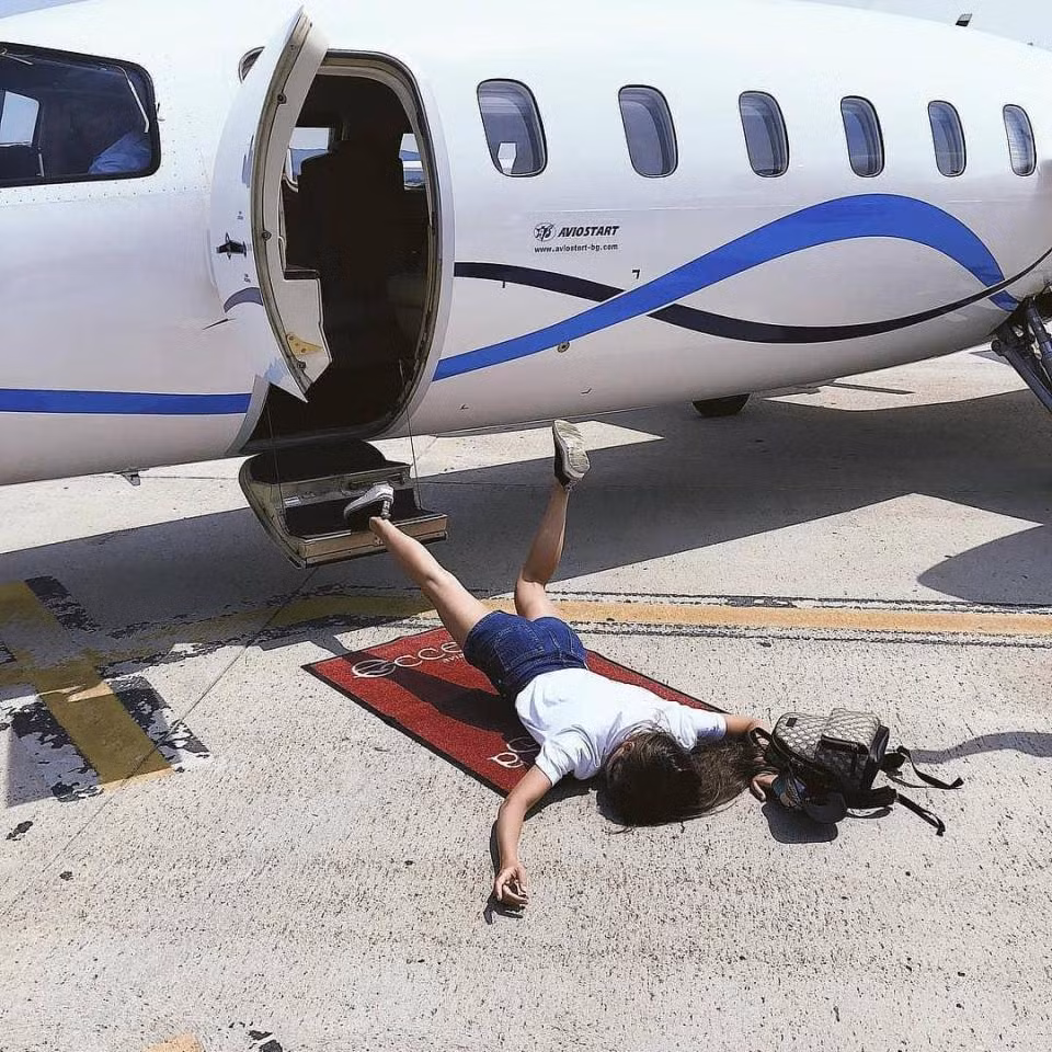 Những cú ngã từ trên máy bay riêng xuất hiện khá nhiều trong những bức ảnh của hội nhà giàu người Nga.