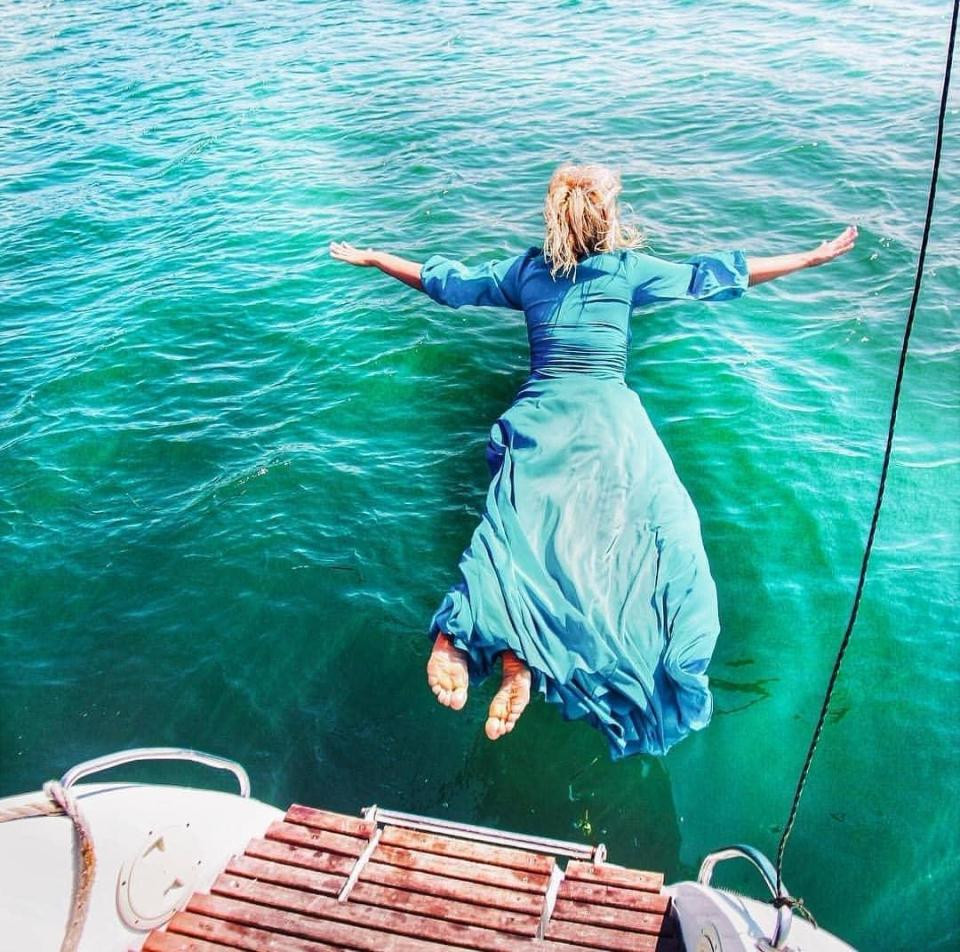 Hy sinh chiếc váy đẹp để ngã xuống nước.