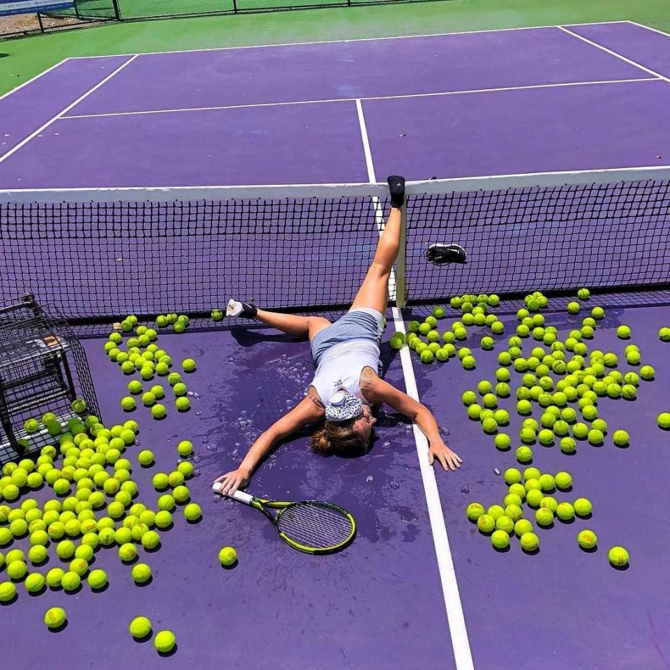 Ảnh bị ngã khi chơi tennis