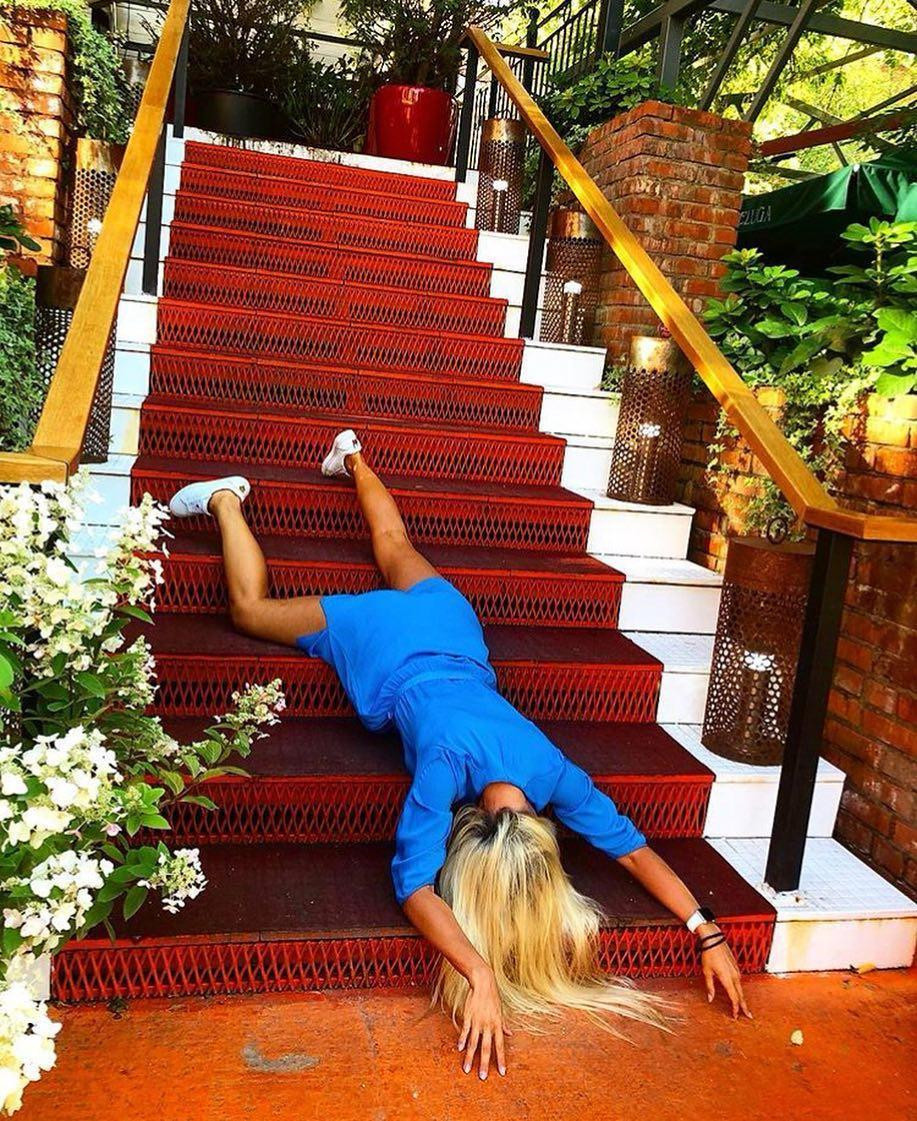 Ngã sõng soài từ bậc thềm