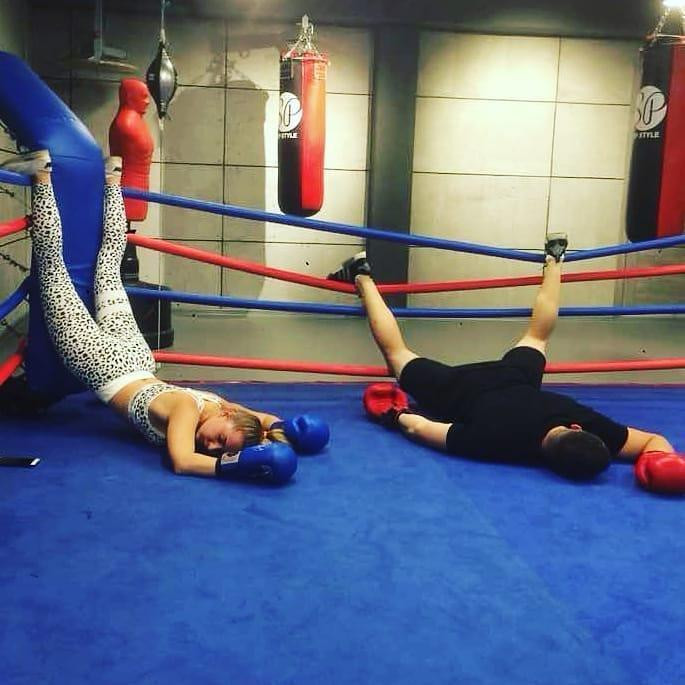 Cú đấm thần thánh khiến cả hai bị đo ván.