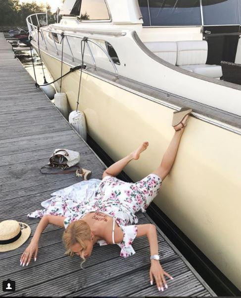 Bước xuống từ du thuyền sang chảnh mà bị ngã sấp mặt.