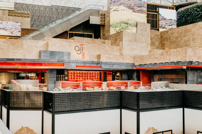 Aji, một trong số 9 nhà hàng tại MGM Cotai, được thiết kế bởi đầu bếp người Peru gốc Nhật Bản Mitsuharu Taumura. Nhà hàng phục vụ các món ăn truyền thống của người Nhật di cư tới Peru.