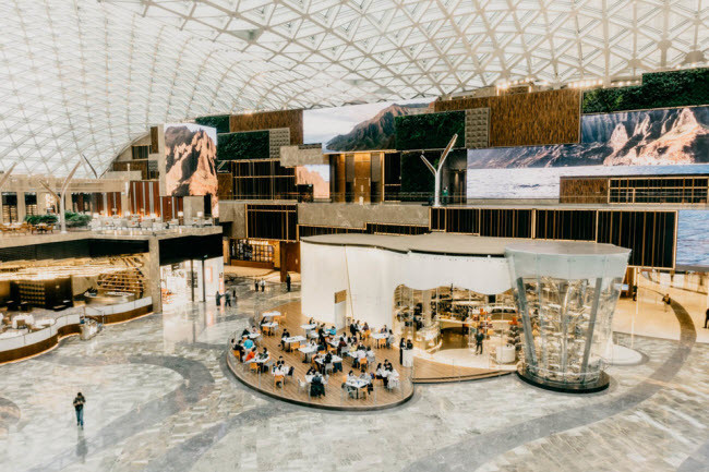 Điểm nhấn của MGM Cotai là “Spectacle”, một hệ thống gồm 25 màn hình LED cao tương đương 4 tầng. Chúng được sử dụng để chiếu các phong cảnh tự nhiện ở Trung Quốc cũng như tranh kỹ thuật số do khách tạo ra.