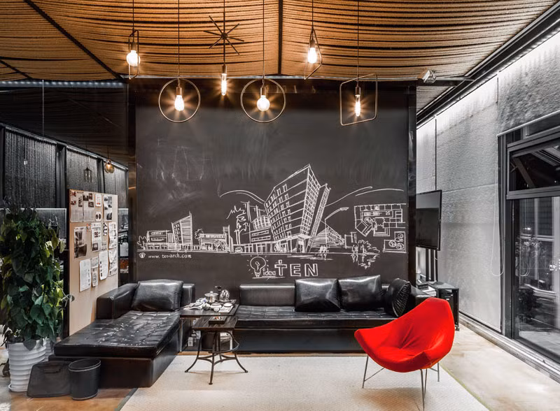 Trần nhà dây thừng còn tiếp tục được sử dụng với "cầu thang đọc sách" độc đáo - một "thư viện nhỏ" thân thiện và ấm cúng.