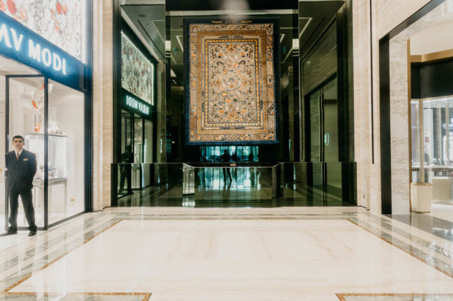 Khu nghỉ dưỡng và casino có bộ sưu tập 28 tấm thảm vô giá từ thời nhà Tần của Trung Quốc. Chúng sử dụng chất liệu lụa, vàng, bạc và đồng.