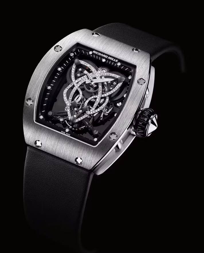 Richard Mille Calibre RM 019 là chiếc đồng hồ được làm từ vàng trắng tinh khiết nạm kim cương. Giá của nó là 465.000 USD.