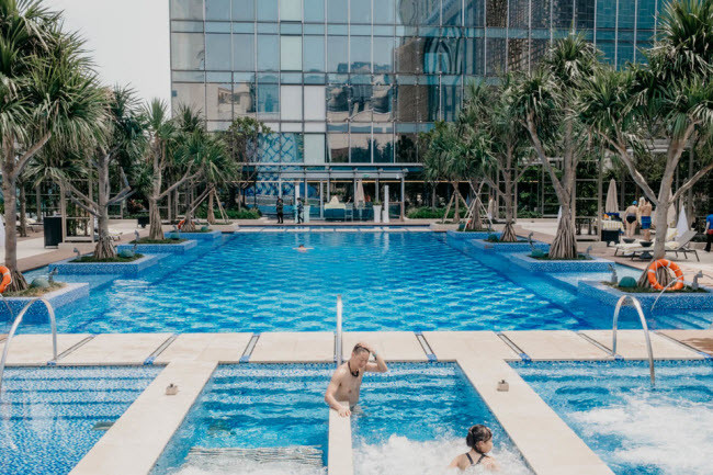 Khu nghỉ dưỡng và casino cũng có bể bơi để khách thư giãn.