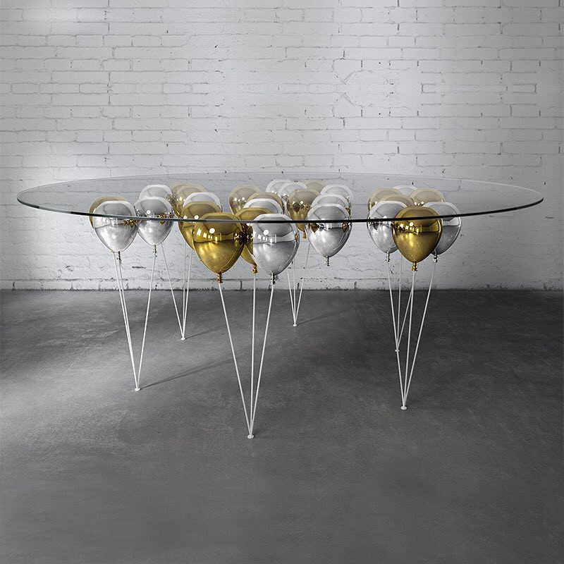 Chiếc bàn "tiệc tùng".