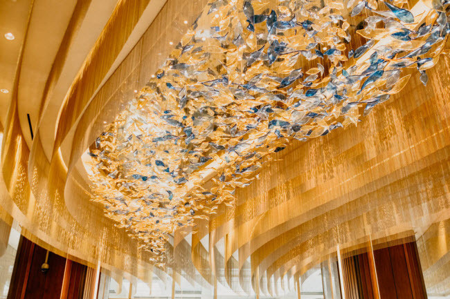 Họa tiết trang trí lá bay bằng pha lê trên trần của sảnh chính.