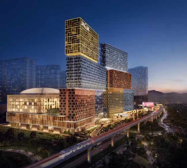 MGM Cotai là khu nghỉ dưỡng và casino khổng lổ được xây dựng với trị giá 3,4 tỷ USD tại Ma Cau, Trung Quốc. Hơn 350 kiến trúc sư và chuyên gia tư vấn đã tham gia thiết kế công trình có hình dạng giống những chiếc hộp đựng đồ trang sức truyền thống của Trung Quốc. Bức tượng sư tử mạ vàng trước MGM Cotai có trọng lượng 38 tấn và cao 10m. Khu nghỉ dưỡng được thiết kế với 35 tầng và gồm 1.390 phòng nghủ, nhà hàng, khu trưng bày nghệ thuật, casino, hội trường,…
