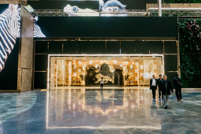 Lối đi màu vàng xa hoa này dẫn khách tới thiên đường của những trò đỏ đen.