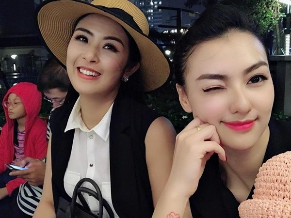 Trong showbiz, cô giữ mối quan hệ thân thiết với Hoa hậu Ngọc Hân.