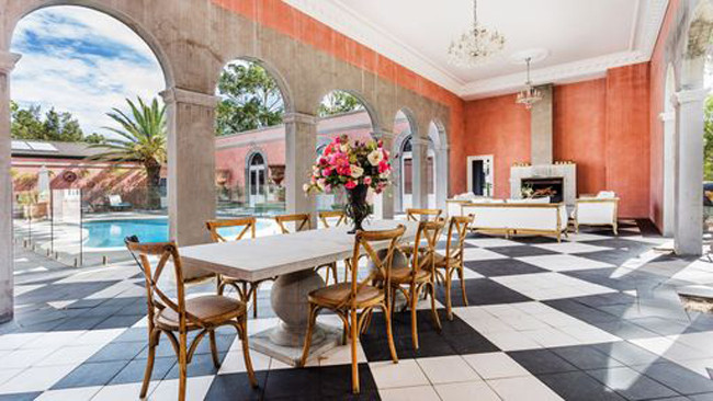 Bàn ăn tối cạnh hồ bơi.