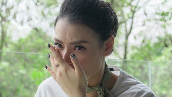 Hồng Quế nổi tiếng từ năm 13 tuổi và được ca tụng là hiện tượng của làng mẫu Việt. Nổi tiếng quá nhanh chóng, chân dài 9X dễ dàng sa ngã vào những cạm bẫy của showbiz Việt. Người đẹp 25 tuổi thừa nhận trong một bài phỏng vấn đầu tháng 3 vừa quá, cô từng nhận tiền của đại gia, đi chơi thâu đêm, tiêu tiền như nước .. Nói về những vấp ngã này, Hồng Quế không khỏi ngậm ngùi.