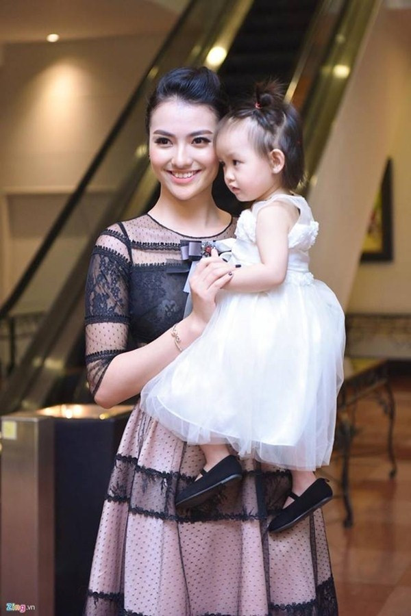 Trải qua những vấp ngã, cuối cùng người luôn ở bên động viên cô chính là gia đình. Hồng Quế cho hay, khi đã làm mẹ ở tuổi 25 cô có sự chín chắn cần thiết.