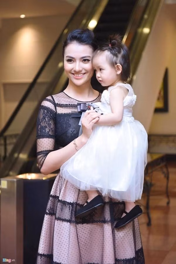 Trải qua những vấp ngã, cuối cùng người luôn ở bên động viên cô chính là gia đình. Hồng Quế cho hay, khi đã làm mẹ ở tuổi 25 cô có sự chín chắn cần thiết.