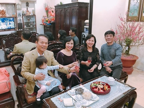 Gia đình Hồng Quế trong dịp Tết Nguyên đán vừa qua. Cô cho biết, khi làm mẹ ở tuổi 22, người đẹp nhận được sự ủng hộ, động viên của gia đình.