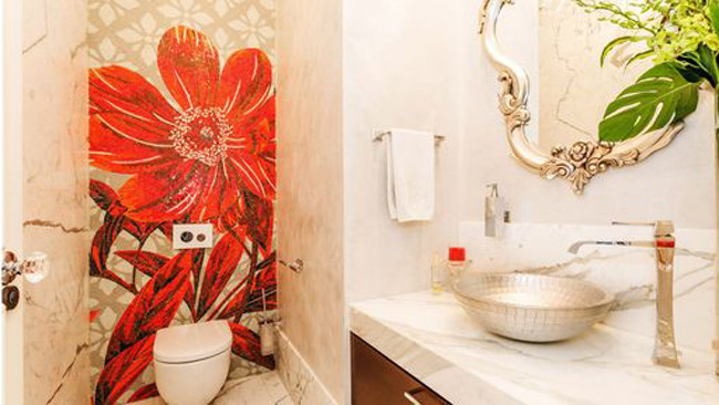 Trong phòng trang điểm, có một bức tranh hoa dâm bụt màu đỏ và cam.