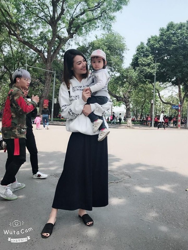 Hồng Quế tập tành kinh doanh nhiều mặt hàng trên Facebook cá nhân để kiếm thu nhập. Từ quần áo trẻ em, mỹ phẩm, thời trang... cô đều "ôm" tất. Thời gian rảnh rỗi cô lại đưa con gái đi chơi.