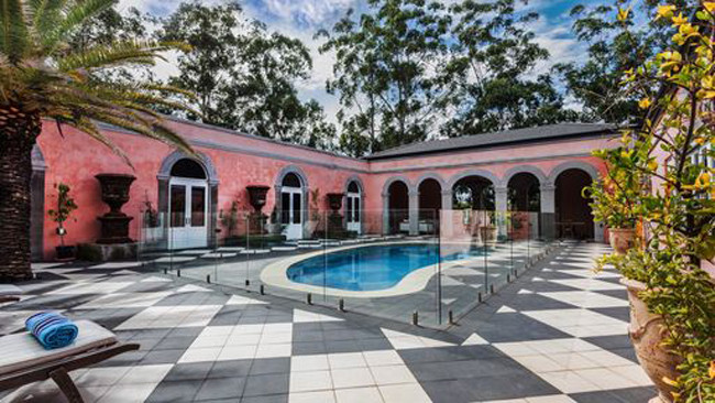 Khuôn viên này tạo nên một không gian thanh bình, với những cây bạch đàn trắng xung quanh biệt thự.