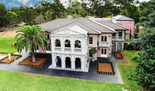 Năm 2002, đôi vợ chồng Judy và Con Paioff đã mua một căn nhà đặc biệt khiến họ nhớ đến hình ảnh nước Pháp và Ý tại số 6891 Đường West Swan, ngoại ô nước Úc. Họ có ý định tạo ra ngôi nhà mơ ước này cho riêng mình - biệt thự Venice lấy cảm hứng từ thế kỷ 18. Hiện biệt thự này có giá trị hơn 4,5 triệu đô. Phải mất 3 năm cặp đôi này mới hoàn thiện công tác cải tạo dự án, bên trong căn nhà là nội thất hiện đại còn bên ngoài lại rất mộc mạc nhưng đầy quyến rũ.