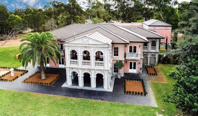 Năm 2002, đôi vợ chồng Judy và Con Paioff đã mua một căn nhà đặc biệt khiến họ nhớ đến hình ảnh nước Pháp và Ý tại số 6891 Đường West Swan, ngoại ô nước Úc. Họ có ý định tạo ra ngôi nhà mơ ước này cho riêng mình - biệt thự Venice lấy cảm hứng từ thế kỷ 18. Hiện biệt thự này có giá trị hơn 4,5 triệu đô. Phải mất 3 năm cặp đôi này mới hoàn thiện công tác cải tạo dự án, bên trong căn nhà là nội thất hiện đại còn bên ngoài lại rất mộc mạc nhưng đầy quyến rũ.