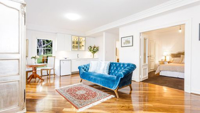 Theo Con, bề mặt hoàn thiện của ngôi nhà là rất quan trọng nên đôi vợ chồng này rất chăm chút, ví dụ như họ lát sàn bằng gỗ óc chó Pháp và đá cẩm thạch Ý.