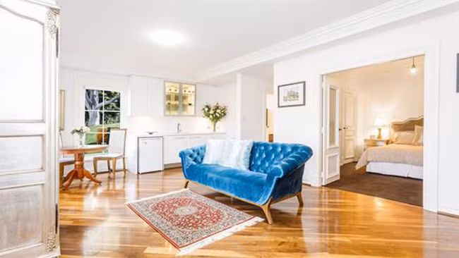 Theo Con, bề mặt hoàn thiện của ngôi nhà là rất quan trọng nên đôi vợ chồng này rất chăm chút, ví dụ như họ lát sàn bằng gỗ óc chó Pháp và đá cẩm thạch Ý.