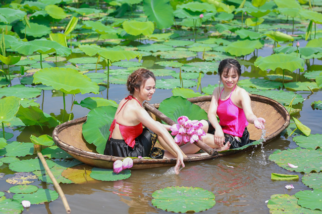 Dưới cái nắng chói chang của buổi trưa hè, những cô gái mười tám, đôi mươi thi nhau khoe dáng với hoa sen.