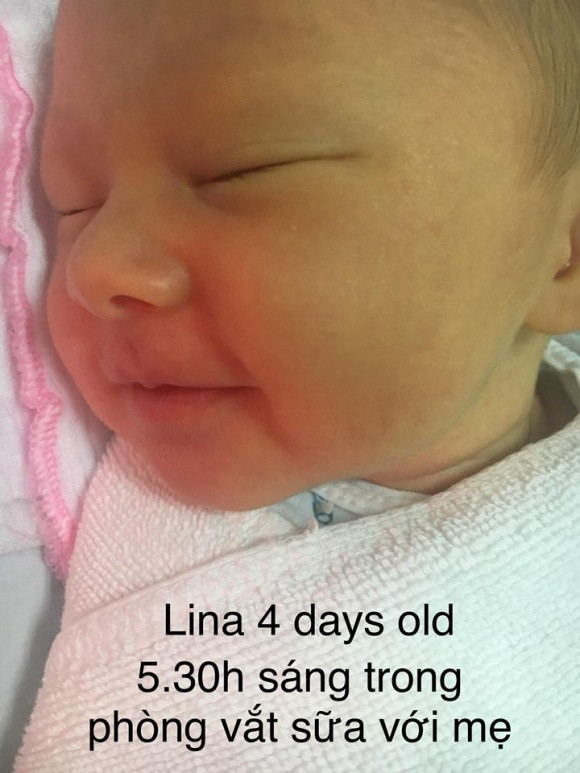 Mẹ em là siêu nhân, mẹ có thể vừa bế em một tay, vừa làm mọi việc bằng tay kia. Mẹ tự đưa em đi làm giấy tờ, mẹ thương em vì cứ phải theo mẹ ngồi trong đủ thể loại taxi, vào đủ thể loại phòng làm giấy tờ, có phòng đông đến nỗi làm em mếu máo. Nhưng bất cứ lúc em cười mẹ lại chộp được ngay tức khắc. Hôm qua tròn 4 tuần, lần đầu tiên em cười ra tiếng trong lúc nửa thức nửa ngủ. Em lớn lên và cười tươi hơn theo thời gian đấy. Đố cô chú nào nhận ra tấm nào là tấm em tròn 4 tuần chụp hôm qua lúc ngồi taxi với mẹ nào! Mẹ giỏi ghê, mẹ là supermom".
