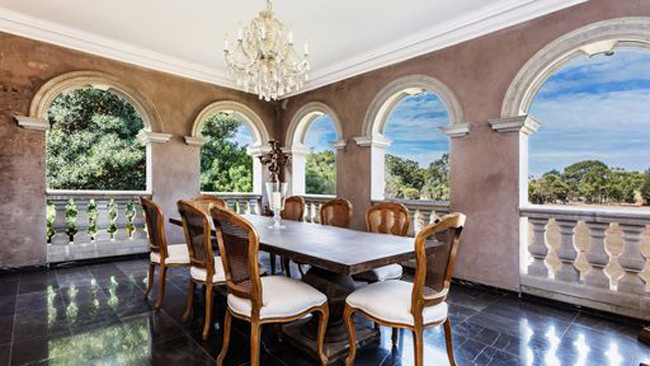 Ở bên ngoài, tường được trát bằng vữa xtucô marmorino màu hồng và xám, chúng là một loại bụi đá cẩm thạch trong vữa thạch cao. Tất cả các công trình đều bằng đá, tất cả các mái vòm và lan can đều bằng thạch anh GinGin nên rất độc đáo và quý hiếm.