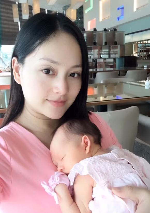 Ngày 15/5, diễn viên Lan Phương hạ sinh con đầu lòng cho chồng Tây tại một bệnh viên Quốc tế ở Hà Nội. Sau sinh, nữ diễn viên "Cả một đời ân oán" thường xuyên chia sẻ cuộc sống khi làm mẹ bỉm sữa và hình ảnh của công chúa nhỏ. Ngoài vẻ đẹp lai Tây, con gái Lan Phương còn có biểu cảm cực yêu.