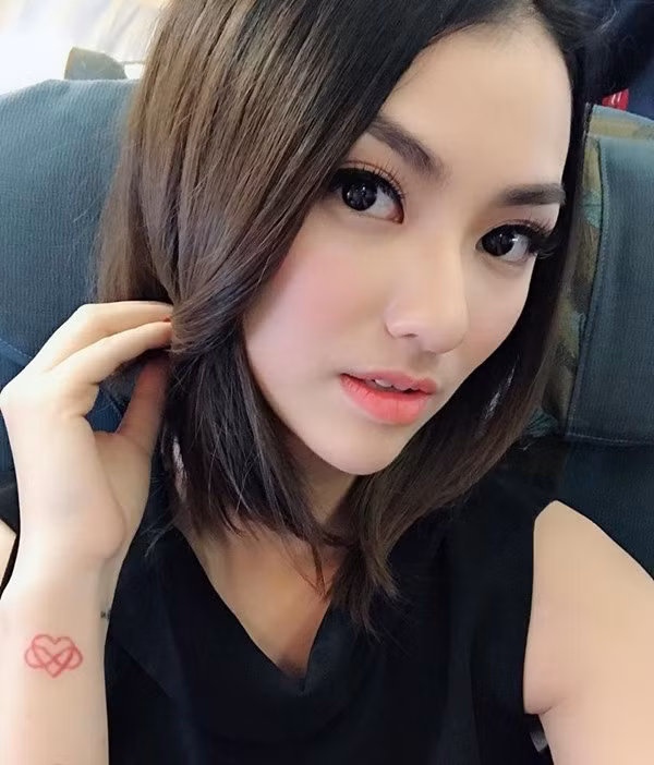 Người mẫu Hồng Quế sinh con gái đầu lòng năm 2016 ở tuổi 22. Người đầu tiên cô nhắn tin là mẹ, người thứ hai chính là bố của đứa trẻ. Người đàn ông đó động viên cô sinh bé Cherry và hứa hẹn nhiều điều. Tuy nhiên, sau khi cô mẹ tròn con vuông, người ấy vẫn giữ im lặng. "Cho đến khi sinh con ra, mọi thứ đều ngược lại với những gì người ta đã hứa", Hồng Quế tâm sự. Hiện tại, cô làm mẹ đơn thân và rời xa các hoạt động trong làng giải trí.