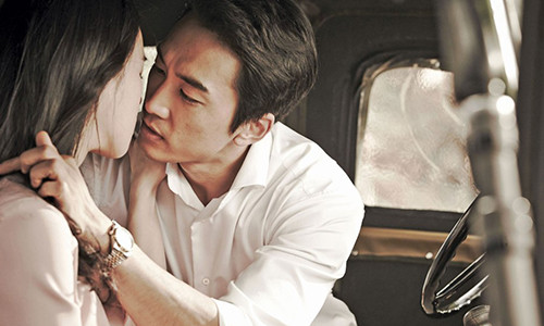 Lúc họ đang ở trong tình trạng tồi tệ thì một lời động viên nhẹ nhàng của người thứ ba cũng khiến họ dễ rung động - Ảnh minh họa: Internet