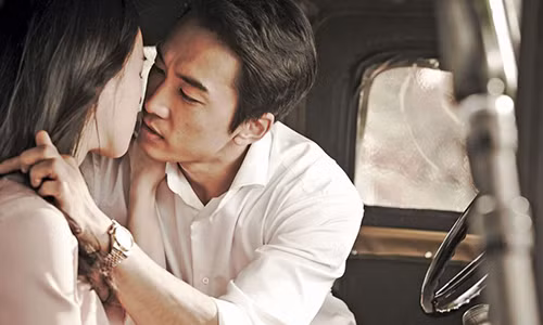 Lúc họ đang ở trong tình trạng tồi tệ thì một lời động viên nhẹ nhàng của người thứ ba cũng khiến họ dễ rung động - Ảnh minh họa: Internet