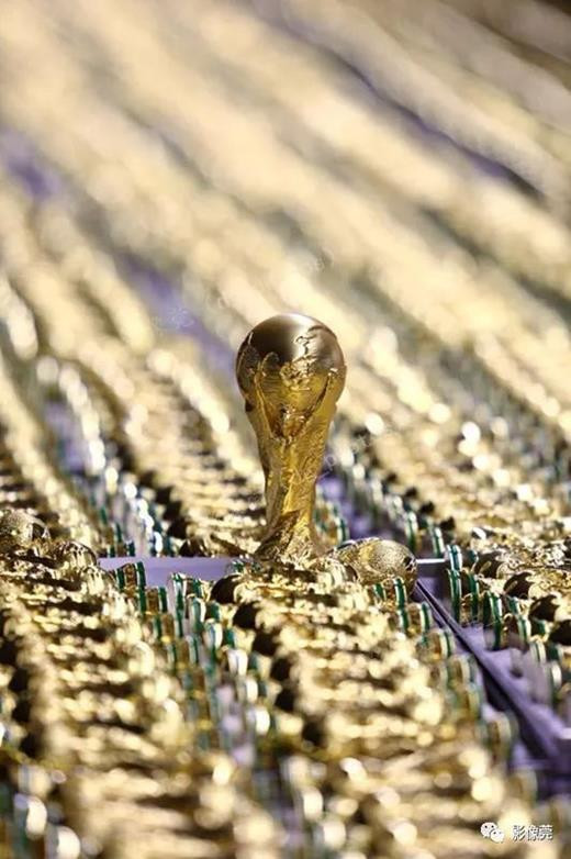 Cúp FIFA xuất hiện hàng loạt với đủ kích cỡ.