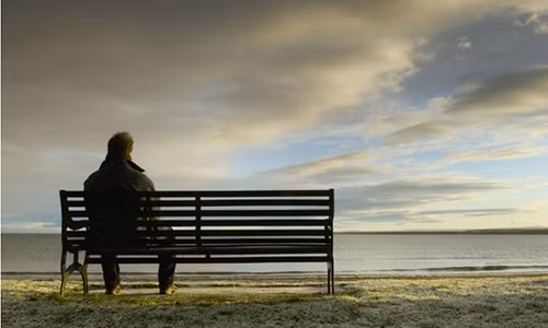 Người đàn ông mắc giang mai thần kinh sau thời gian dài quan hệ đồng giới.