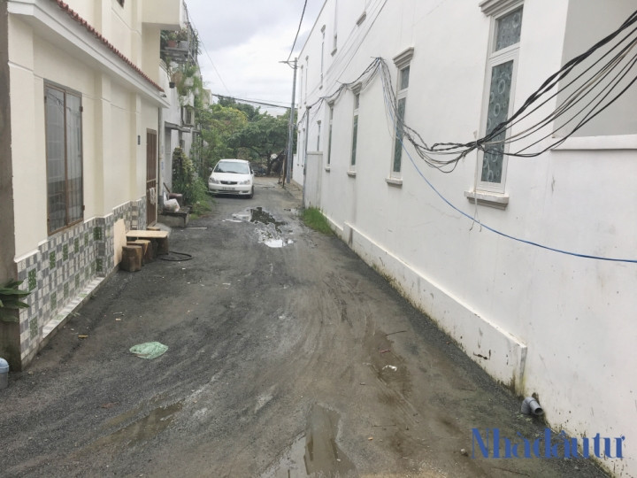 Đường bên hông vào nhà Thầy Park chưa được rải thảm.